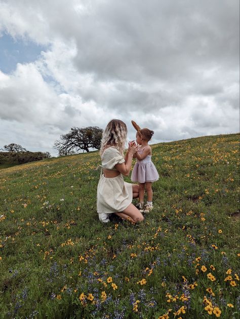 Mom and daughter in a field of flowers Spring Mother Daughter Photo Shoot, Mommy And Me Easter Photo Shoot, Photoshoot Flower Field, Mom And Daughter Photoshoot, Spring Photoshoot Outfits, Mom Daughter Photos, Summer Photo Ideas, Boy Pics, Baby Photography Backdrop