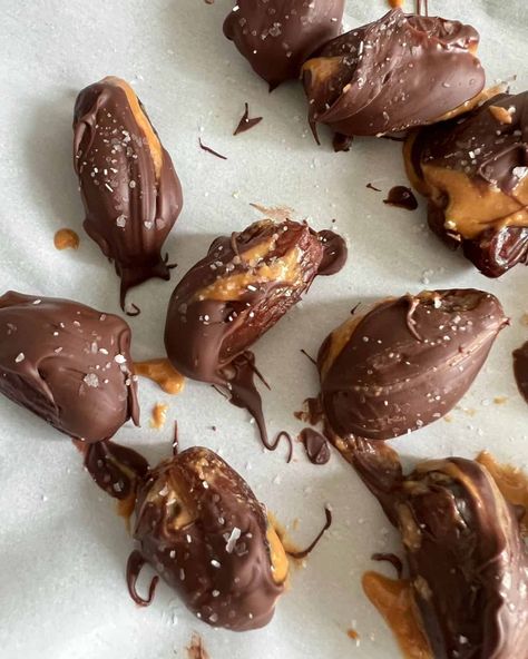 Peanut Butter Chocolate Dipped Dates, Ww Date Recipes, Dark Chocolate Dates, Frozen Dates With Peanut Butter, Peanut Butter Dates Chocolate, Snickers Dates Recipes, Chocolate Covered Dates Peanut Butter, Dates With Peanut Butter And Chocolate, Dates Peanut Butter Chocolate