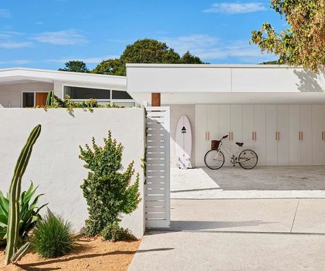 A Victorian couple got the modern mid-century look they were after by adding a little Scandinavian style to their beach home. Mid Century Beach House, Modern Carport, Mid Century Modern Exterior, Mid Century Exterior, Clad Home, Palm Springs Style, Beach House Exterior, Carport Designs, Modern Garage