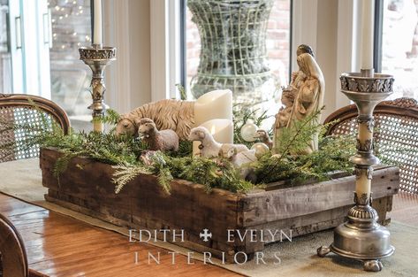 Amazing classic and smart Christmas centerpiece made by Edithandevelyn.etsy.com Christmas Dinner Centerpieces, Christmas Vignettes, Nativity Scenes, Christmas Table Centerpieces, Christmas Centerpieces Diy, Simple Christmas Decor, Christmas Nativity Scene, Have Inspiration, Christmas Tablescapes