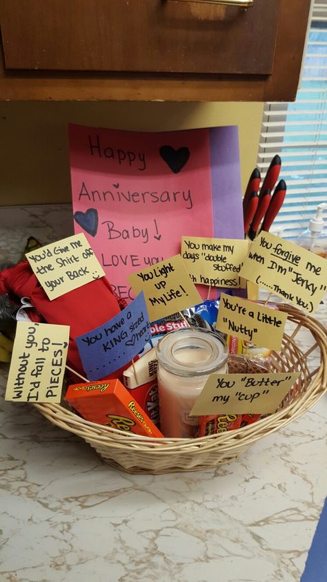 Happy Anniversary Gift Basket, One Year Anaversery Ideas, One Year Anniversary Gifts For Bf, Diy 1st Anniversary Gifts For Him, Ideas For One Year Anniversary For Him, Monthversary Gifts For Him, 1 Year Anniversary Room Decoration Ideas, 1 Yr Anniversary Ideas, 7 Month Anniversary Ideas Boyfriends