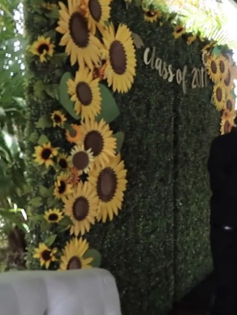 Love this idea for my sunflower photo booth wall. Would like to add in more colorful sunflowers. Sunflower Photo Booth, Sunflower Decorations Backdrop, Sunflower Props, Sunflower Bridal Shower Photo Backdrop, Sunflower Field Props, Sunflower Photo Booth Frame, Photo Booth Wall, Coin Photo, Sunflower Party