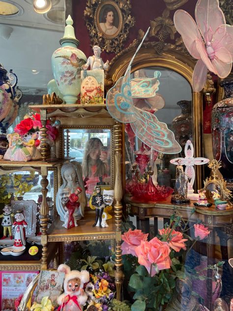 #thrift #aesthetic #maximalism #shoping #mirror Cohesive Maximalism, Chaotic Maximalism, Thrifted Maximalist, Spring Maximalism, Art Maximalism, Aesthetic Maximalism, Maximalism Aesthetic, Victorian Maximalism, Girls Bedroom Vintage