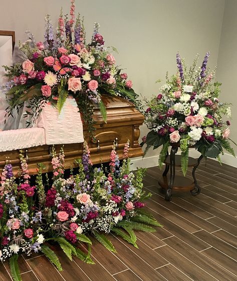 How To Make A Casket Spray Diy, Casket Flowers Arrangements, Flowers For Gravesite, Cremation Flowers, Tombstone Flowers, Good And Faithful Servant, Sympathy Floral, Centerpiece Arrangements, Casket Flowers