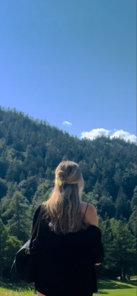 Claw clip half up hair style mountain blonde wilderness Mountain Hairstyles, Boho Claw Clip Hairstyles, Half Up Half Down Tiny Claw Clip, Half Up Small Claw Clip, Half Up Half Down Claw Clip, Blonde Hair Claw Clip Aesthetic, Pnw Aesthetic, Pnw Style, Granola Gorl Summer