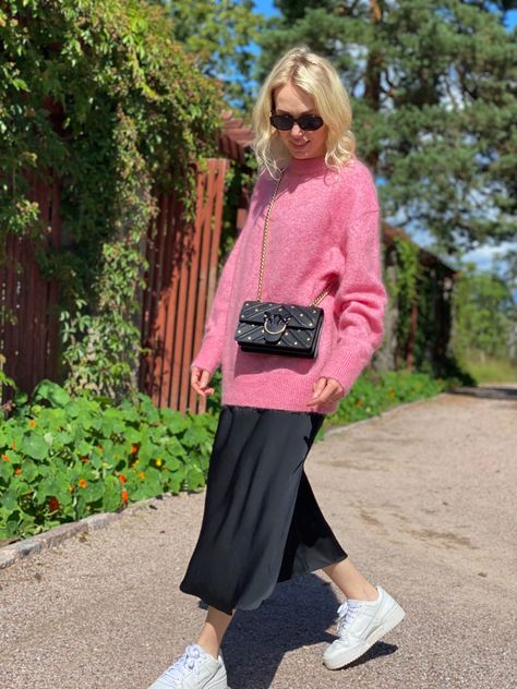 Oversized Pink Sweater Outfit, Sweater Oversized Outfit, Pink Jumper Outfit, Pink And Black Outfit, Pink Sweater Outfit, Sweater Street Style, Sweden Style, Oversize Outfit, Pink Oversized Sweater