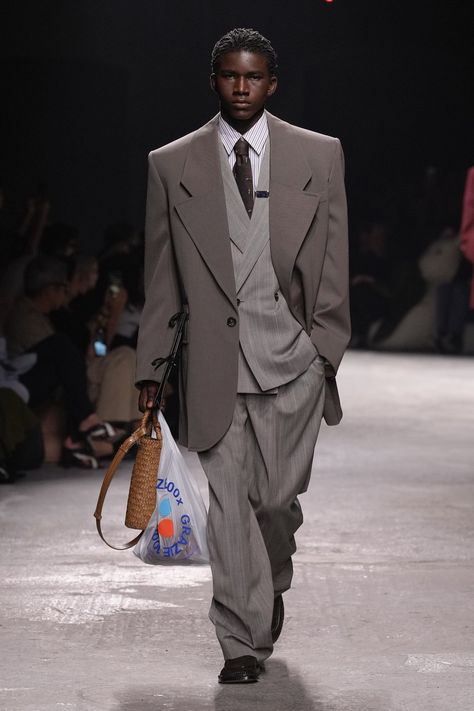 Bottega Veneta Runway, Men Fashion Photoshoot, Formal Dresses For Men, Armani Suits, Spring 2025, Model Inspo, Model Outfits, Mood Board Fashion, Fashion Photoshoot