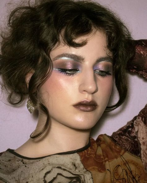 Cool Tone Skin Makeup, Ethereal Grunge Makeup, Whimsigoth Makeup Looks, Art Nouveau Makeup, Grunge Look Makeup, Simple Unique Makeup Looks, Highlighter Makeup Looks, Whimsical Makeup Looks, Glam Grunge Makeup