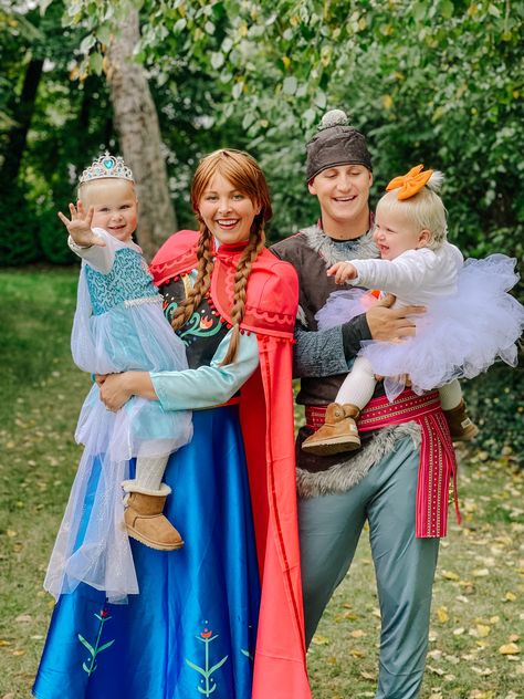 Elsa Family Halloween Costume, Frozen Halloween Costumes Family, Frozen Costumes Family, Frozen Family Halloween Costumes, Family Of 4 Frozen Halloween Costumes, Frozen Family Costumes, Rupunzle Family Costume, Cute Family Halloween Costumes, Family Of 4 Halloween Costumes