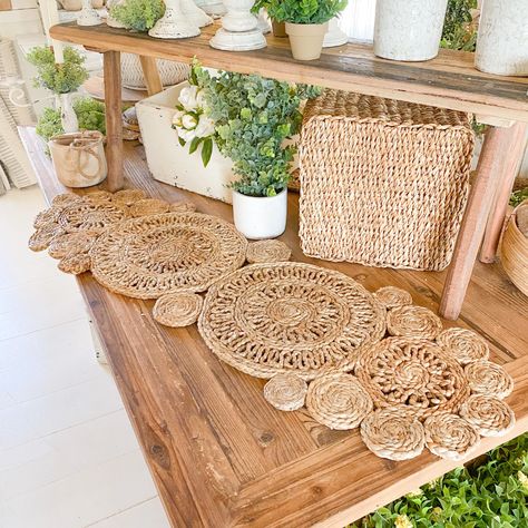 Clothes Design Ideas, Flower Runner Wedding, Table Runner Flower, Jute Table Runner, Runner Wedding Table, Hygge Living Room, Christmas Decor Handmade, Flower Runner, Macrame Runner