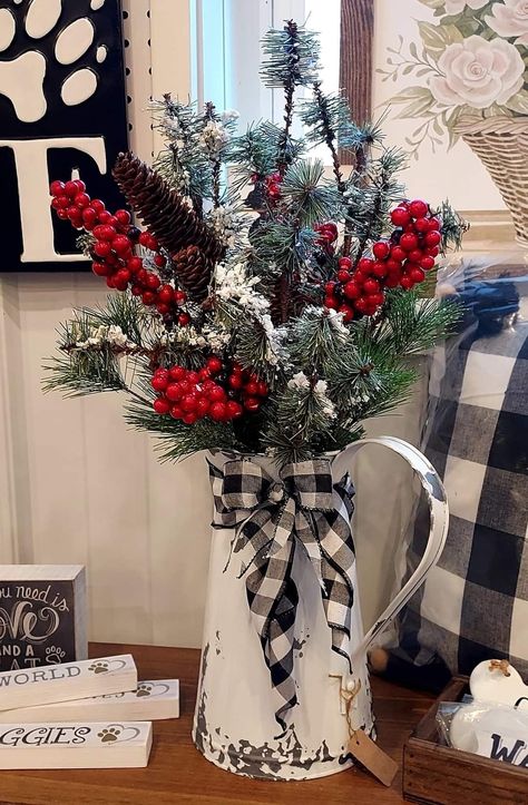 Christmas Ideas For The Home Farmhouse, Cute Christmas Centerpieces, Country Chic Christmas Decor, Christmas Floral Arrangements Farmhouse, Black White And Red Christmas Decor, Country Christmas Decorations Farmhouse, Farmhouse Christmas Centerpiece Ideas, Christmas Rustic Decor Ideas, Buffalo Plaid Christmas Decor Ideas