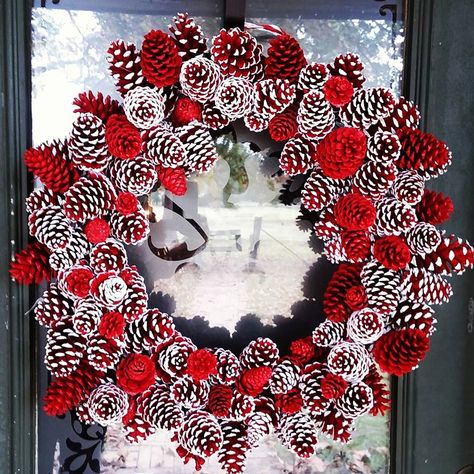 Pine Cone Flower Wreath, Pine Cone Christmas Decorations, Pinecone Crafts Christmas, Christmas Pine Cones, Holiday Wreaths Diy, Holiday Crafts Diy, Pine Cone Decorations, Pinecone Wreath, Christmas Decorations Diy Outdoor