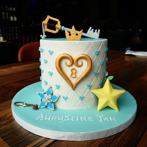 Kingdom Hearts Birthday, Hearts Birthday Cake, Heart Birthday Cake, Kingdom Hearts Fanart, Heart Cakes, Heart Party, Heart Themed, Disney Cakes, Heart Cake