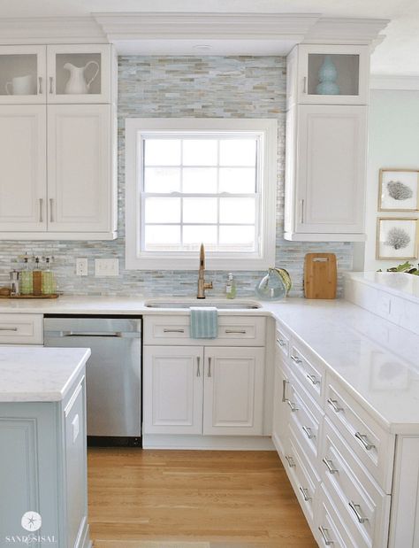 20 Inspiring Kitchen Remodel Ideas to Steal Beach Kitchen Ideas, Kitchen Beach House, Coastal Kitchen Design, Kitchen Diy Makeover, Condo Kitchen, Beach Kitchens, Beach House Kitchens, Diy Kitchen Decor, Beach House Interior