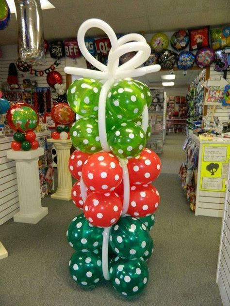 Christmas Balloon Decorations, Balloon Tower, Holiday Balloons, Deco Ballon, Balloon Crafts, Balloon Display, Diy Balloon Decorations, Balloon Arrangements, Balloon Sculptures