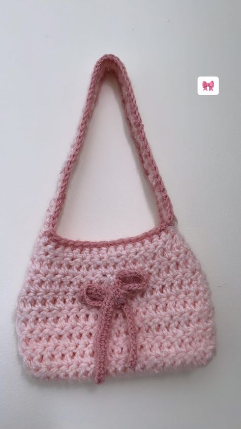 Pink Crochet Purse, Crochet Ideas With Pink Yarn, Pink Crochet Bags, Pink And White Crochet Bag, Crochet Scarf Pink, Pink Bag Crochet, Pink Crochet Aesthetic, Bow Bag Crochet, Coquette Crochet Bag