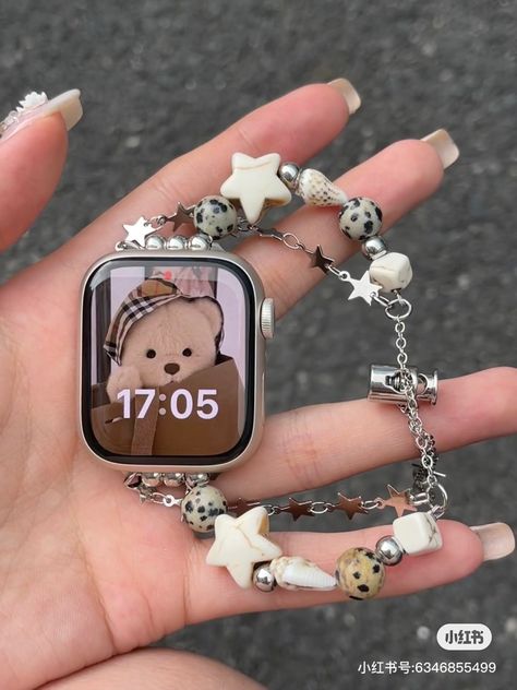 Apple Watch Customization, Apple Watch Charm Bracelet, Apple Watch Strap Aesthetic, Apple Watch Decoration, Cute Apple Watch Bands Aesthetic, Aesthetic Apple Watch Bands, Styling Apple Watch, Apple Watch Inspiration, Apple Watch Ideas