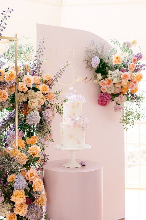 Fantastic Floral-Filled First Birthday Party Birthday Flower Theme, Flower Theme Party, Birthday Celebration Ideas, Cake Backdrops, Flower Birthday Party, Bridal Shower Inspo, Bridal Shower Backdrop, Floral Birthday Party, Wedding Backdrop Design