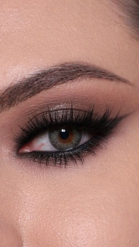 Black Sparkly Smokey Eye, Mini Prom Makeup, Subtle Black Eye Makeup, Smokey Eye Makeup For Green Eyes, Smokey Eye Makeup Green Eyes, Brown Smokey Eye Glam, Hoco Makeup Ideas For Brown Eyes, Sparkly Smokey Eye Makeup, Smokey Eye For Green Eyes