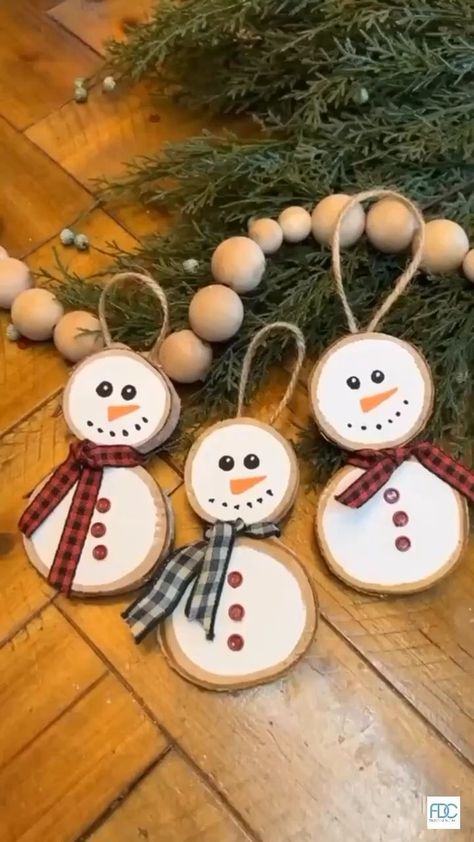 Wood Slice Ornaments Diy, Ornaments Diy Ideas, Painting Snowmen, Wood Slice Snowman, Christmas Factory, Snowmen Crafts, Wood Slice Ornaments, Christmas Bazaar, Stencil Wood