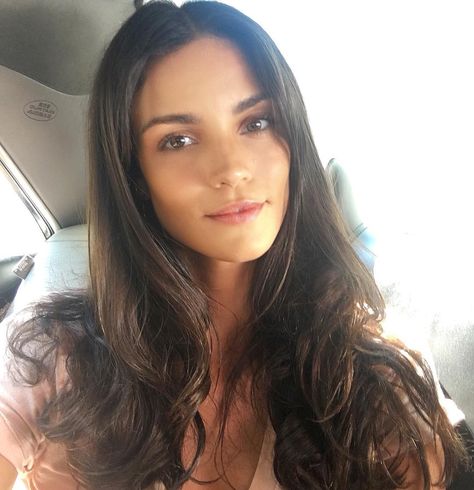 Sofia Resing #pretty #beautiful #girls #Fashion #girlsfashion #womenfashion #womanfashion #girlfashion Sofia Resing, College Romance, 2020 Style, Photos Of Women, Brunette Hair, Brunette Hair Color, A Face, Maquillaje De Ojos, New Style