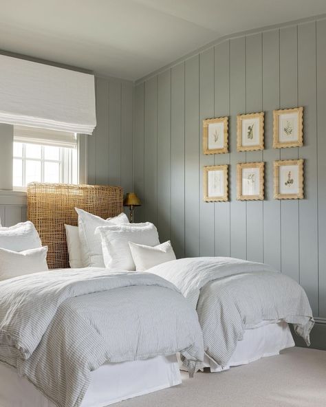 Brooke & Lou (@brookeandlou) • Instagram photos and videos Neutral Bed Inspiration, Lauren Lane Bedroom, Queen Bed And Twin In One Room, Simple Kids Room Boy, Neutral Beach House Bedroom, Two Twin Beds Small Room, Cape Cod Style Bedroom, Twin Beds With Window Between, Well Made Bed