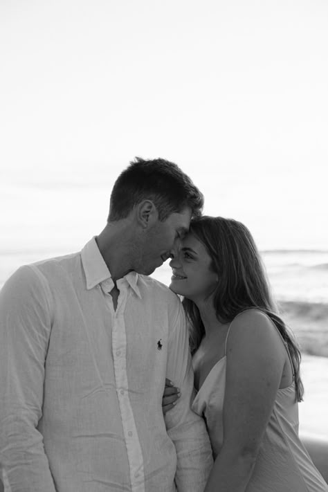 Beach Casual Engagement Photos, California Beach Photoshoot, Editorial Beach Engagement Photos, Vintage Beach Engagement Photos, Dreamy Beach Engagement Photos, Moody Beach Engagement Photos, Couple Beach Poses Photo Ideas, Engagement Beach Photoshoot, Coastal Engagement Photos