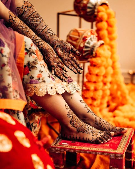 Mehndi Ceremony Photography, Mehendi Function Photoshoot, Mehndi Ceremony Poses, Mehndi Event Photography, Mehendi Ceremony Poses For Bride, Mendhi Ceremony Photography, Mehendi Event Photography, Mehendi Shoot Poses, Mehendi Ceremony Poses