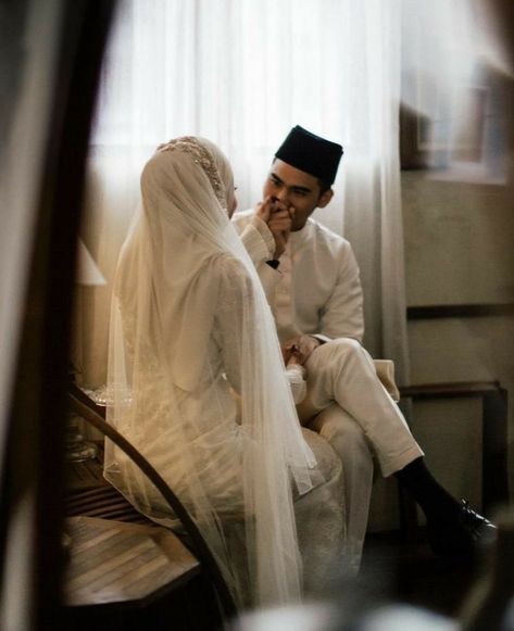 Nikah Poses For Bride, Nikah Poses For Couple, Nikah Photoshoot Ideas, Wedding Photo Moodboard, Muslim Wedding Poses, Nikkah Photoshoot Ideas, Malay Wedding Photoshoot, Konsep Foto Prewed Studio, Malay Wedding Pose