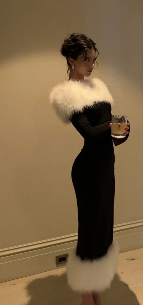 Fur Dress, Gala Dresses, White Fur, Kendall And Kylie, Kendall Jenner Style, Modest Fashion Outfits, Glam Dresses, Looks Chic, Winter Fashion Outfits