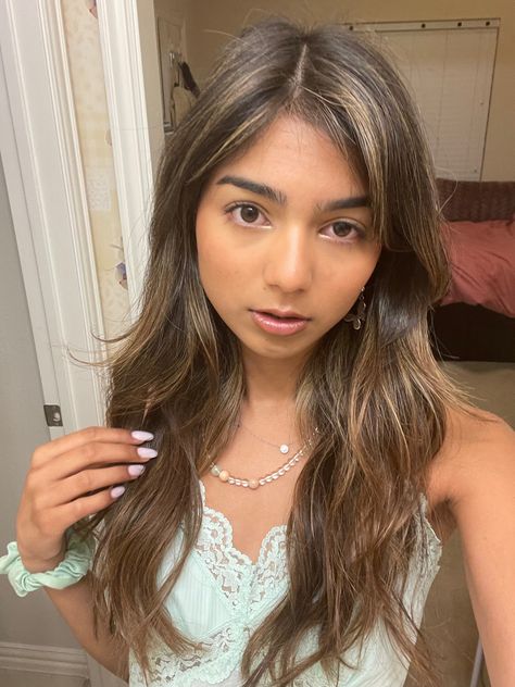 Hair Color Ideas For Morena Dark Skin, Dyed Hair For Dark Skin, Wavy Bronde, Hair With Side Bangs, Bleach Hair Color, Hair Color For Brown Skin, Which Hair Colour, Highlights Ideas, Color Streaks