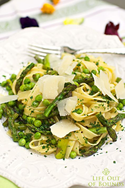 a blog about travel, food, nature, healthy living, design and all the other good stuff of life laced with glorious photography Tagliatelle Recipe, Creamy Peas, Pasta With Peas, Tagliatelle Pasta, Spring Pasta, Peas Recipe, Asparagus Pasta, Pea Recipes, Spring Vegetables