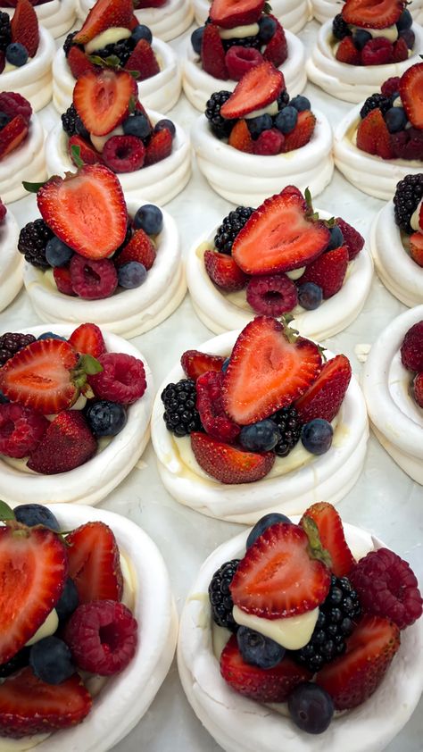 Mini pavlovas with fresh fruits Mini Pavlova Presentation, Mini Pavlovas, Mini Pavlova, Fruit Designs, Mini Cheesecakes, Fresh Fruits, Pavlova, Mini Cheesecake, Fresh Fruit