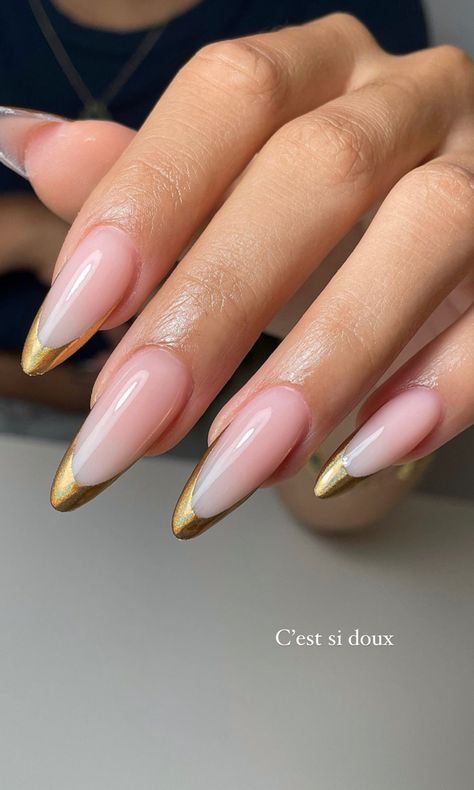 Elegant Nails Almond, Minimal Nail Design, Nail Design Almond, Elegant Almond Nails, Trendy Almond Nails, Gold French Tip, Paznokcie Hello Kitty, Kutek Disney, Nail Looks