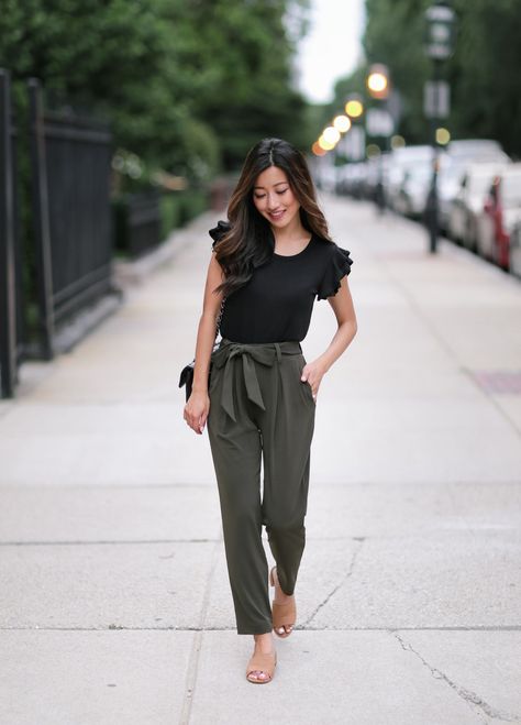 stylish summer - fall casual outfit ideas // tie waist ankle pants + ruffle tee (click the image for all item info!) Corporate Outfit, Office Outfits Women Casual, Teacher Fits, Chique Outfit, Rok Mini, Skirt Diy, Work Outfit Office, Outfit Essentials, Extra Petite