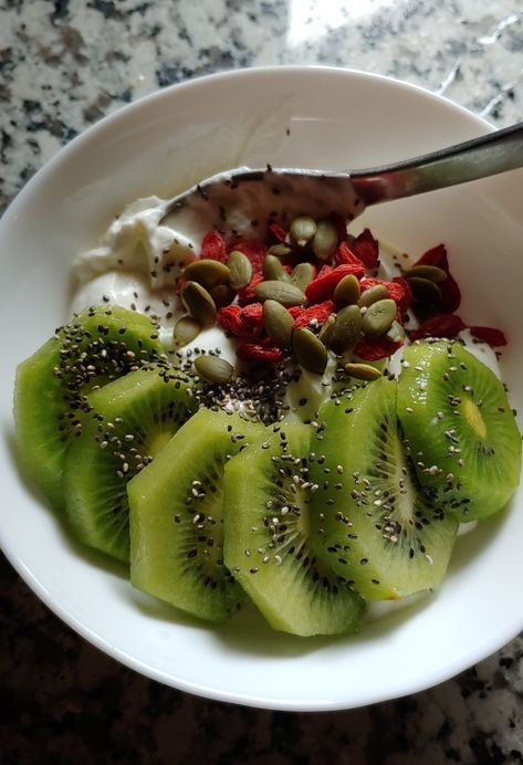 Berries Yogurt Bowl, Chia Seed Bowl, Kiwi Yogurt Bowl, Berry Yogurt Bowl, Kiwi Bowl, Meal Journal, Greek Yogurt Bowl, Goji Berry Recipes, Yogurt Bowls