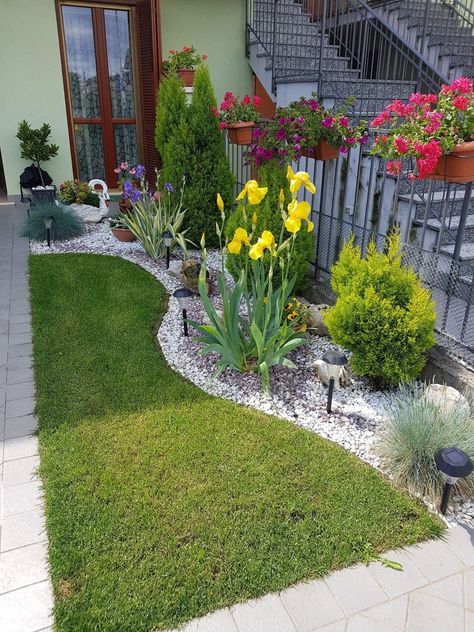 Garden Landscaping Design Ideas, Pebble Landscaping, Front Lawn Landscaping, Front Garden Landscape, Small Front Yard Landscaping, Front Yard Garden Design, Lawn And Landscape, Rock Garden Landscaping, Outdoor Gardens Design