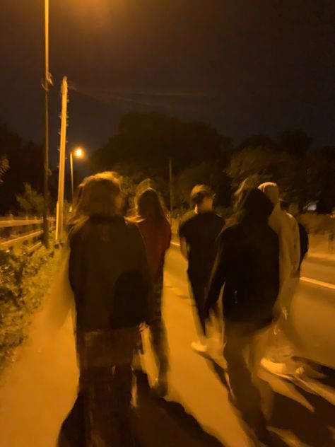 Friend Photos Group Of, Group Of Six Friends Aesthetic, More Friends Aesthetic, 2024 Vision Board Aesthetic Friends, Friend Night Aesthetic, A Group Of Friends Aesthetic, Going Out At Night Aesthetic, Best Friends Group Aesthetic, Going Out Friends Aesthetic