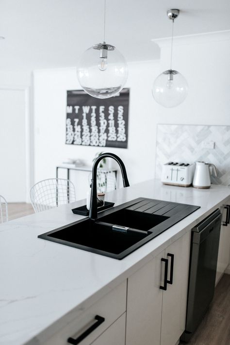 The Abey Schock Signus sink has straight lines and appeal, this sink fits⁠ perfectly into any style of kitchen offering exceptional strength and durability. Available in various bowl combinations and 3 colours. Black Sink In White Kitchen, Kitchen Renos, Black And White Kitchen, College House, Black Sink, Sink Drainer, Luxury Photography, Granite Sink, White Sink