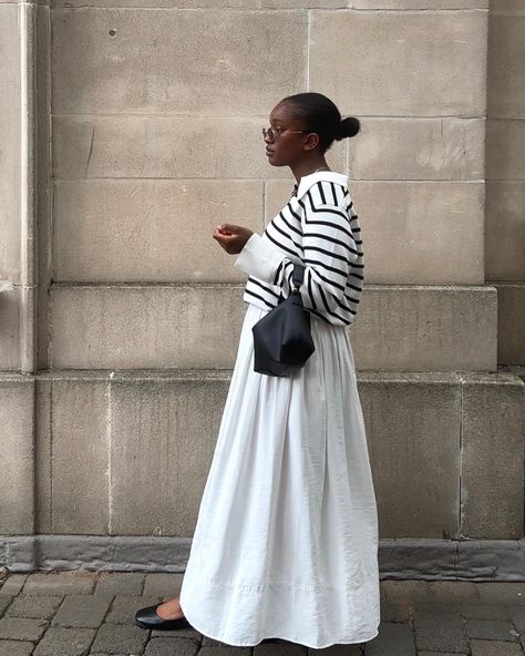 White Gauze Skirt Outfit, Voluminous Skirt Outfit, Flowy White Skirt Outfit, Flowy Maxi Skirt Outfit, White Flowy Skirt Outfit, White Skirt Winter, Flowy Skirt Outfit, Full Skirt Outfit, Comfortable Chic Outfits