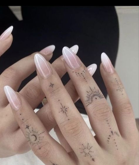 Tatto Hands For Girl, Tatoo Fingers Girl, Finger Tattoo Ideas, Small Girly Tattoos, Finger Tattoo For Women, Hand And Finger Tattoos, Small Pretty Tattoos, Finger Tattoo, Small Hand Tattoos