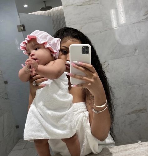 Luxury Baby Fashion, Mommy Daughter Photoshoot, Mommy Daughter Pictures, Mommy Daughter Photos, Mommy And Baby Pictures, Maternity Photography Poses Couple, Mommy Moments, Moms Goals, Mommy Goals