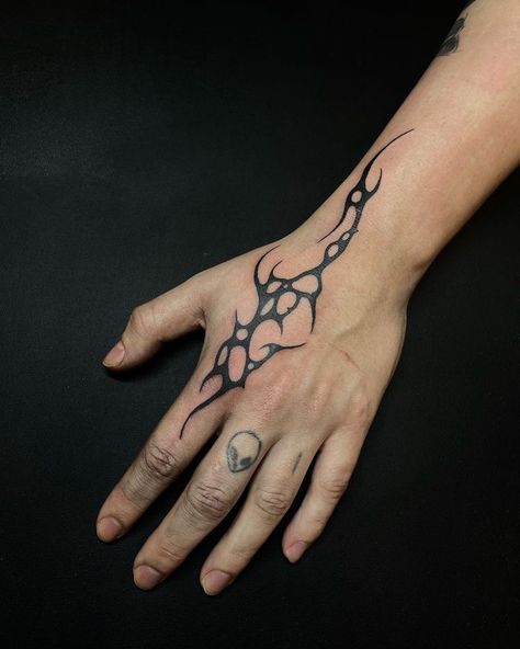 Grunge Hand Tattoos For Guys, Hand Tattoo Designs Drawings, Man Hand Tattoo Aesthetic, Cool Hand Tattoo Ideas, Hand Tattoos Masc, Swirly Hand Tattoo, Hand Tattoos Lines, Punk Hand Tattoo, Hand Tattoo With Pen