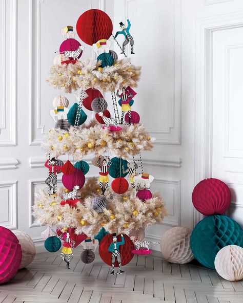 This tree, created by crafts director Marcie McGoldrick, offers a different take on a three-ring circus. The "tree" itself is actually a graduated trio of white wreaths, suspended from the ceiling with lengths of monofilament. White Flocked Christmas Tree, Scandinavian Christmas Trees, Christmas Tree Decor Ideas, Colorful Ornaments, Tree Decor Ideas, Christmas Apartment, Alternative Christmas Tree, Creative Christmas Trees, Unique Christmas Trees