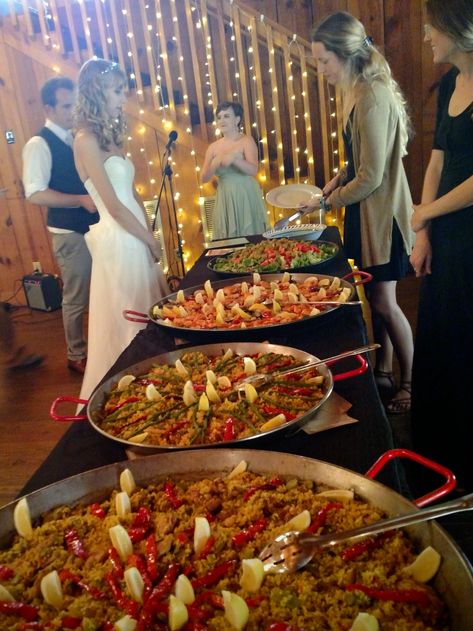 Paella Buffet Wedding, Paella Wedding Reception, Spanish Wedding Food, Paella Catering, Paella Wedding, Spanish Style Weddings, Tapas Party, Catering Food Displays, Tapas Restaurant