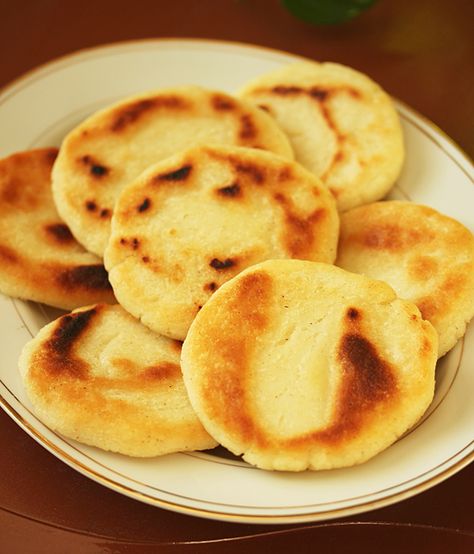 Arepas ~ Venezuelian Corn Flour Flatbreads 5 Corn Flour Recipes, Bread Items, Cornmeal Recipes, Cleaner Eating, Bread Buns, Happy Eating, Easy Foods, Flat Breads, Healthy Indian Recipes