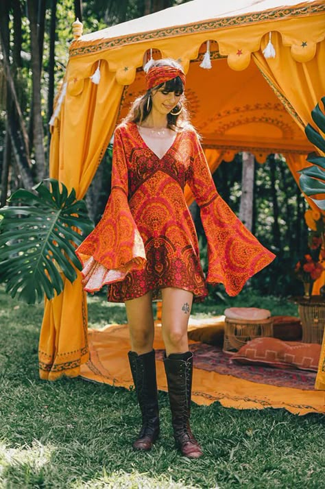 Nine Lives Bazaar Brings The Psychedelic Edge In This 1970s Inspired Collection 70s Fashion Hippie, Looks Hippie, 70s Inspired Outfits, Moda Hippie, Fashion 1970s, Estilo Hippy, Outfits 70s, Fest Outfits, Fashion Hippie