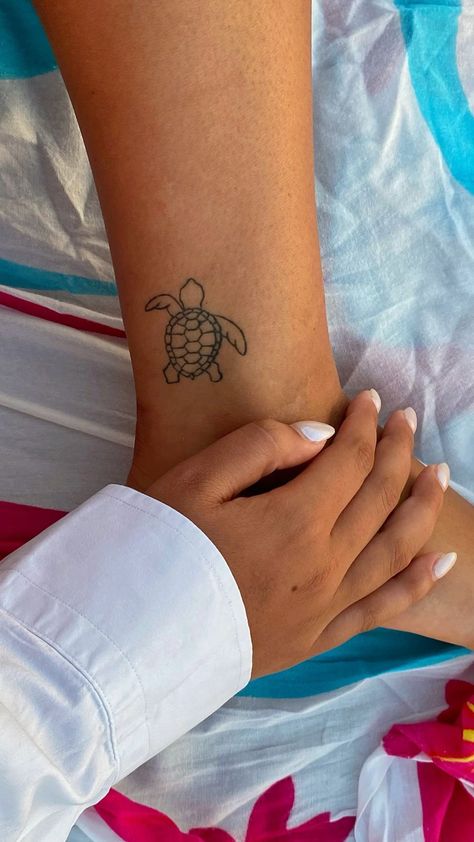 Turtle Behind Ear Tattoo, Ocean Tattoos Ankle, Mini Sea Turtle Tattoo, Animal Tatoos Woman, Tattoos To Get On Holiday, Small Tattoos Animals, Simple Beach Tattoos, Little Animal Tattoos, Little Turtle Tattoo