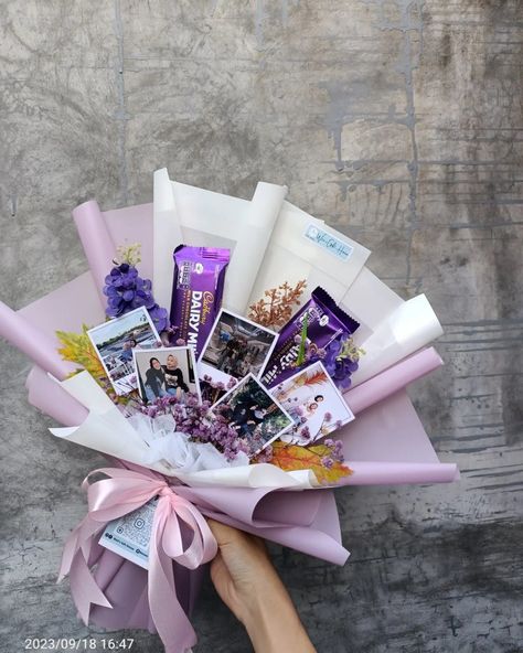 Buket bunga babybreath ungu dengan foto polaroid dan coklat dairy milk Buket Coklat Dairy Milk, Bucket Foto, Coklat Dairy Milk, Polaroid Bouquet, Cute Flower Bouquets, Bouquet Of Candy, Mix Flower Bouquet, Purple Gifts, Purple Flower Bouquet