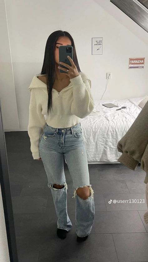 Womans Wardrobe Basics, Casual House Party Outfit Fall, What To Wear To Steakhouse Dinner, Clean Latina Outfits, Fall Fits Latina, Clothes Laid Out On Bed Aesthetic, Girly Jean Outfits, Cozy Lazy Day Outfits, Casual Girly Outfits Jeans